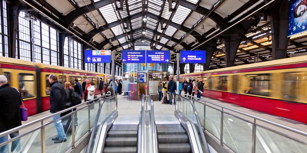 Fahrgäste warten am S-Bahnhof Friedrichstraße auf Züge