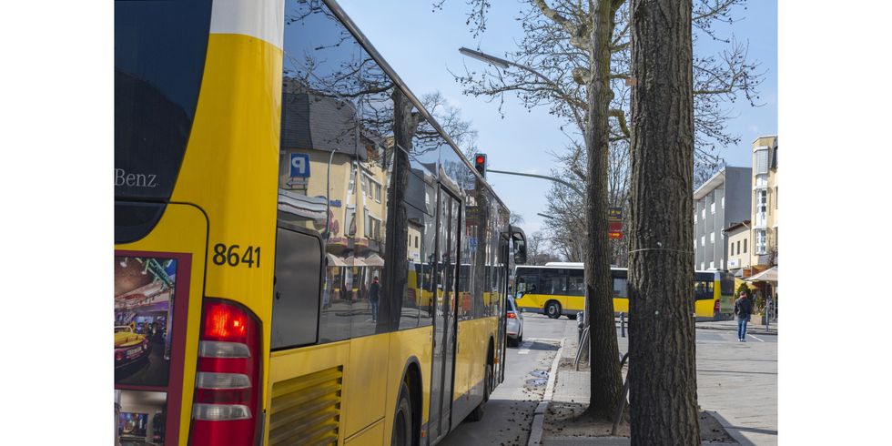 Bus der BVG an der Ampel