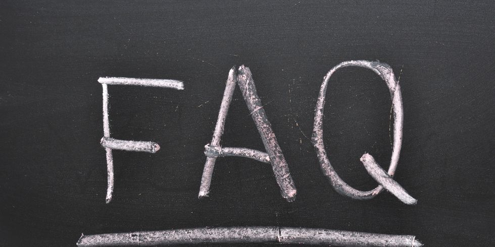 Mit Kreide geschriebene Abkürzung FAQ auf einer schwarzen Tafel