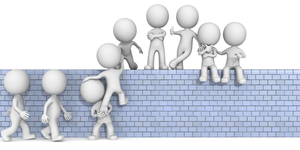 3D Menschen machen eine Teambildende Maßnahme an einer Mauer
