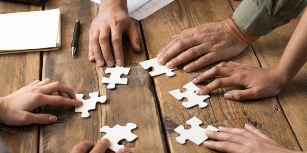 Hände Puzzelteile Tisch Klein