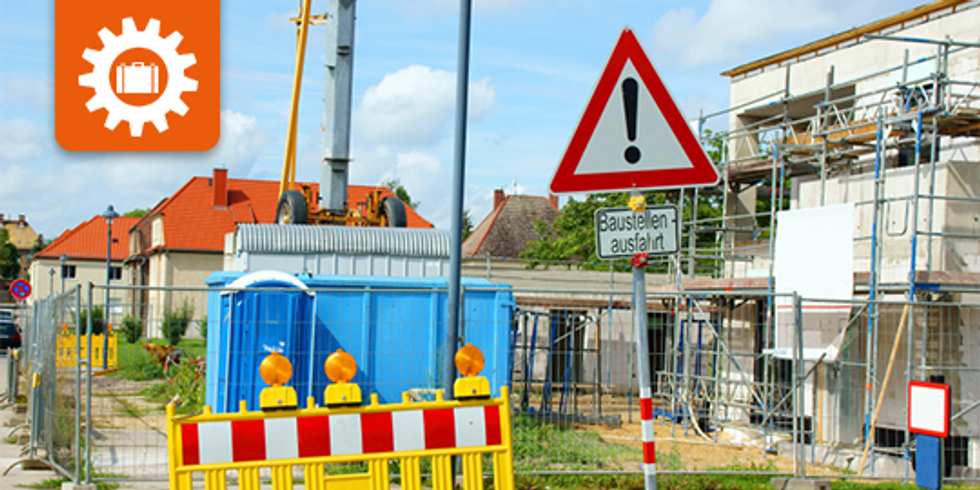 Bsutelle mit Baugerüst, Kran und Toilettenhäuschen