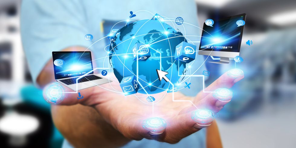 Ein Mann hält die digitale Welt in der Hand