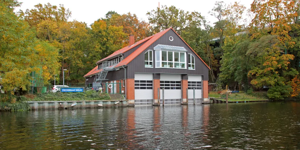 Fischereiamt Berlin. Foto von der Wasserseite auf das Dienstgebäude, das direkt am Ufer der Havel steht.