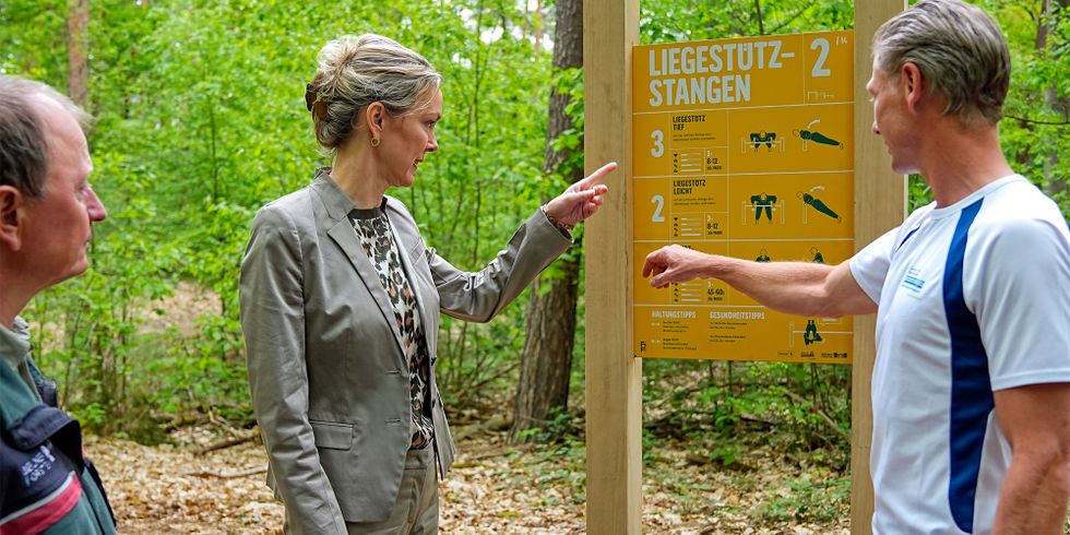 Senatorin Dr. Manja Schreiner eröffnet neuen Gesundheitspfad im Grunewald
