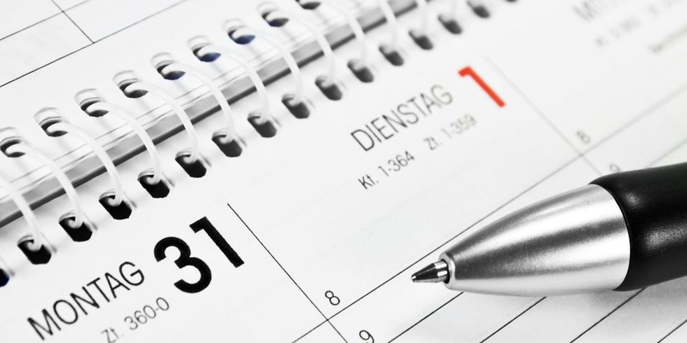Tischkalender mit daraufliegendem Kugelschreiber