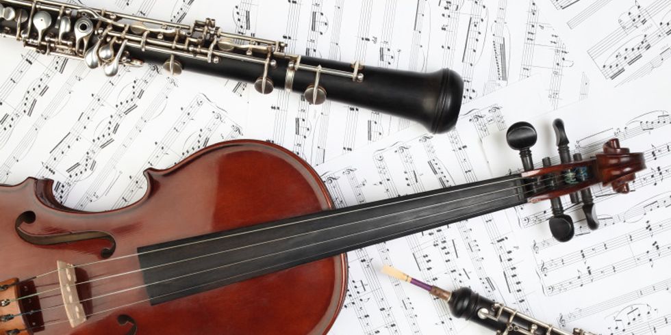 Klasische Musikinstrumente und Noten