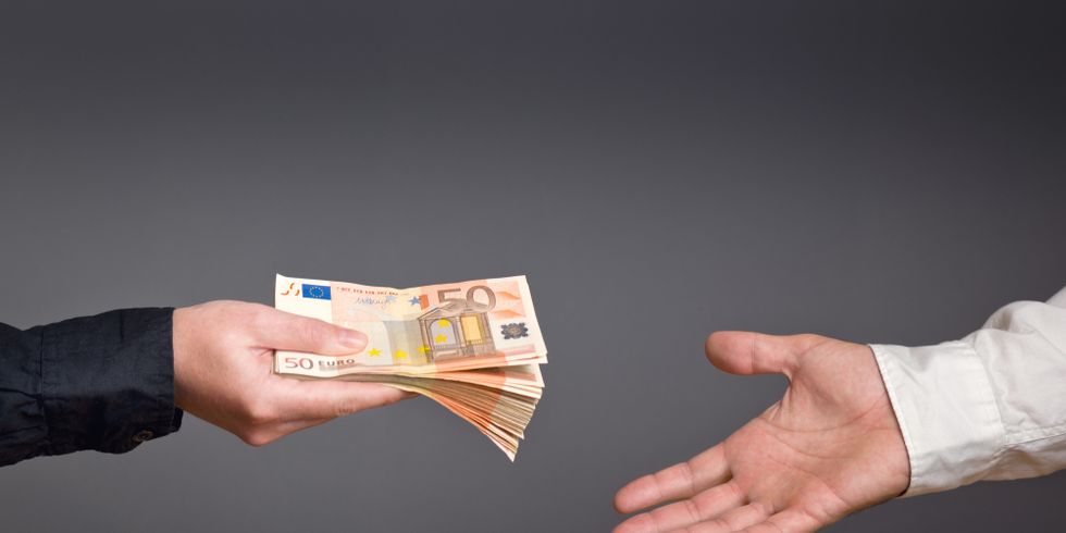 Geldübergabe von Hand zu Hand