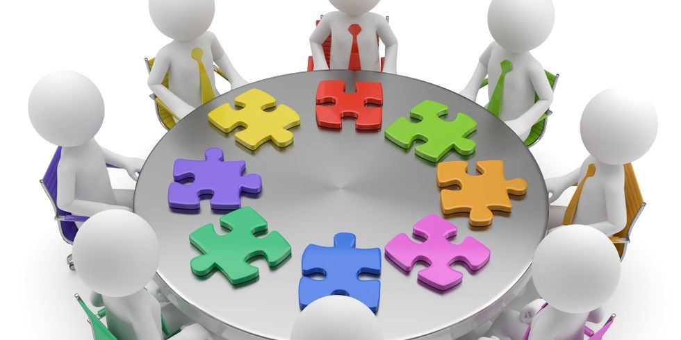 Puzzle am runden Tisch