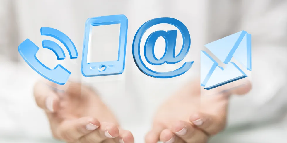 Zwei Hände halten Infosymbole Telefon, Tablet-PC, @ und Brief