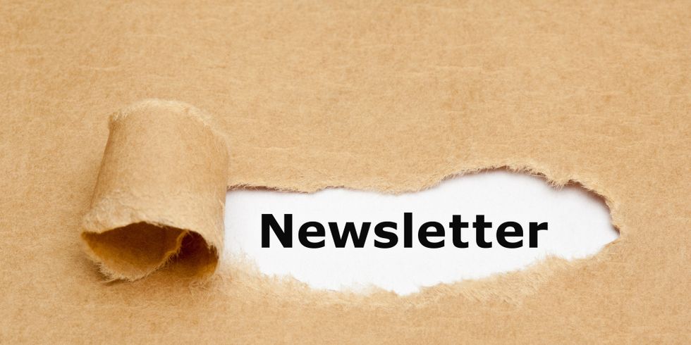 Newsletter hinter braunem Papier