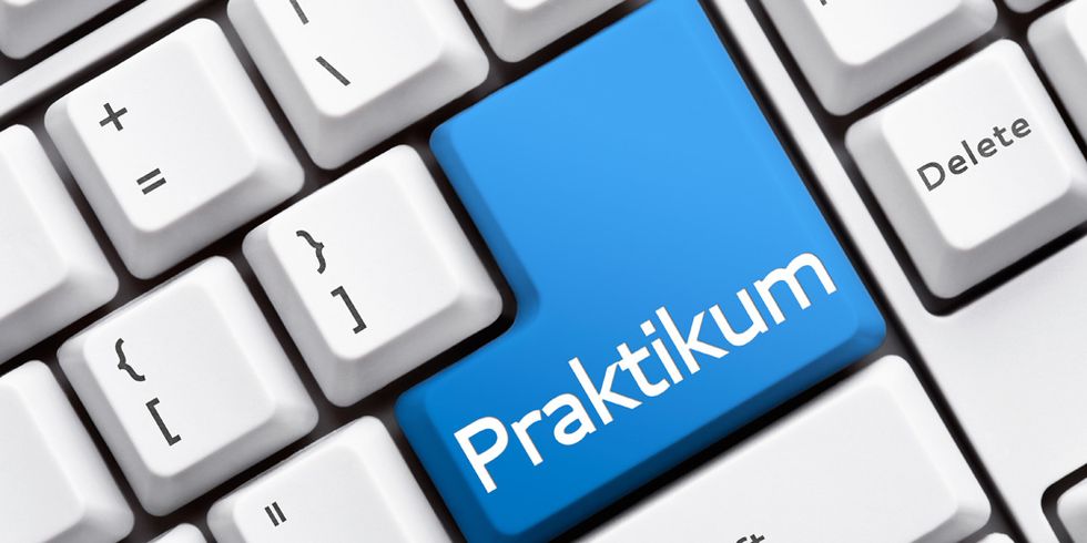 Tastatur mit blauer Taste Praktikum