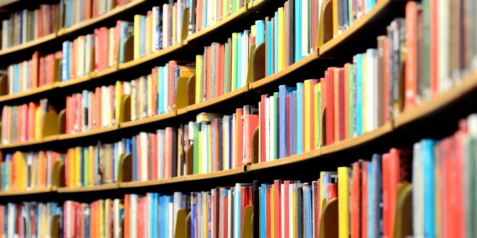 Rundes Bücherregal in öffentlicher Bibliothek