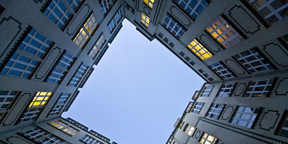 Hinterhof, Blick in den Himmel
