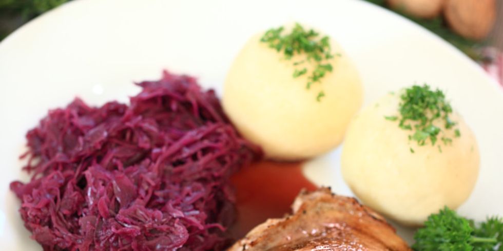 Gänsekeule mit Rotkohl und Klößen