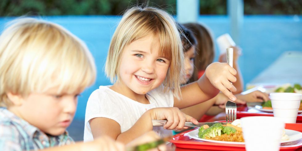 Mädchen beim Schulmittagessen