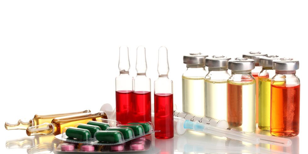 Ampullen, Spritzen und Tabletten liegen auf einem Tisch