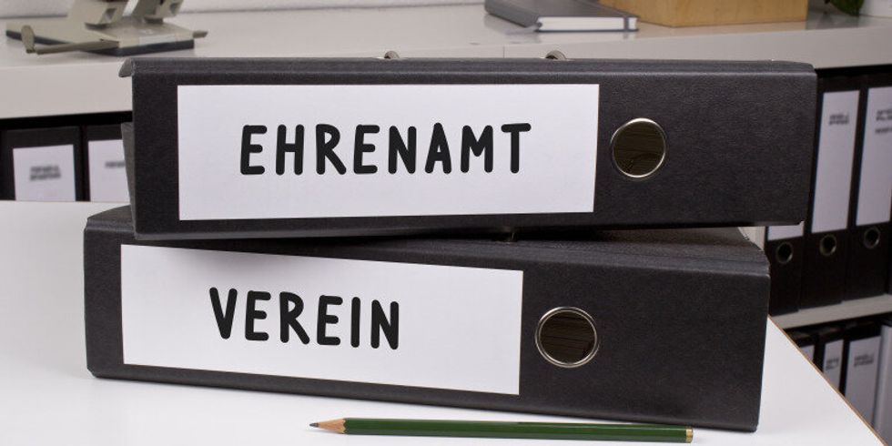 Akten mit Aufschrift Ehrenamt und Verein