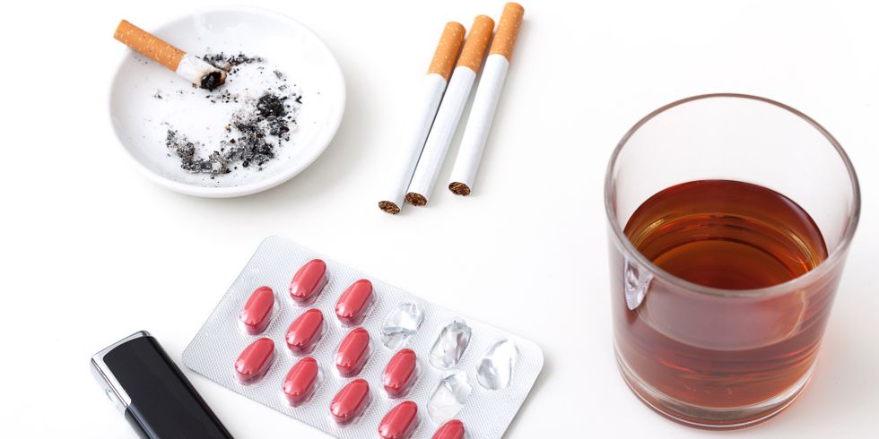 Symbolbild Drogen mit Alkohol, Zigaretten und Tabletten