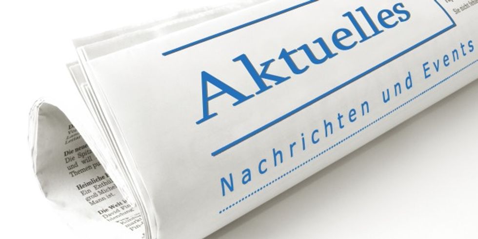 Zusammengerollte Zeitung; auf der Vorderseite steht mit großer Schrift "Aktuelles"