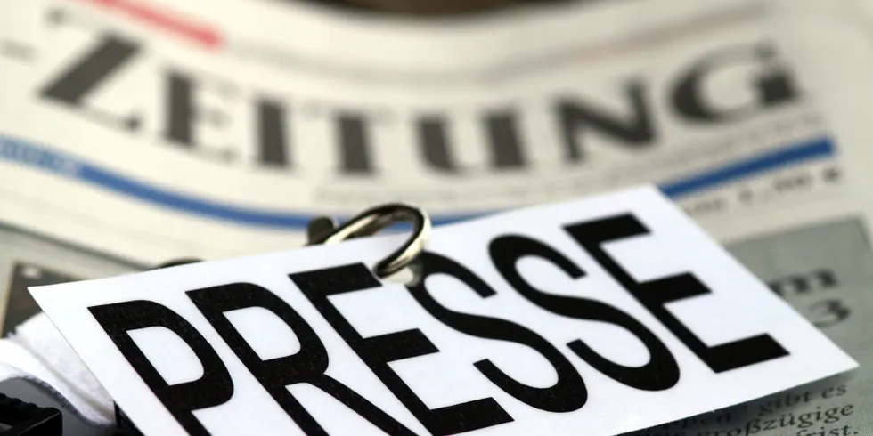 Ein Schild mit der Aufschrift "Presse" liegt auf einer Tageszeitung