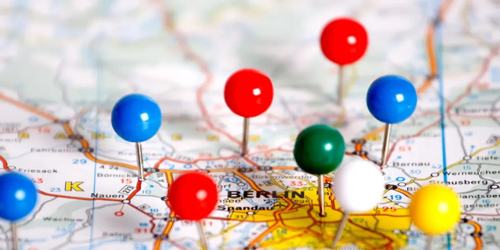 Stadtplan von Berlin mit mehreren Stecknadeln