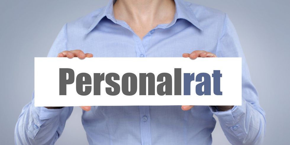Frau hält Schild mit Aufschrift Personalrat