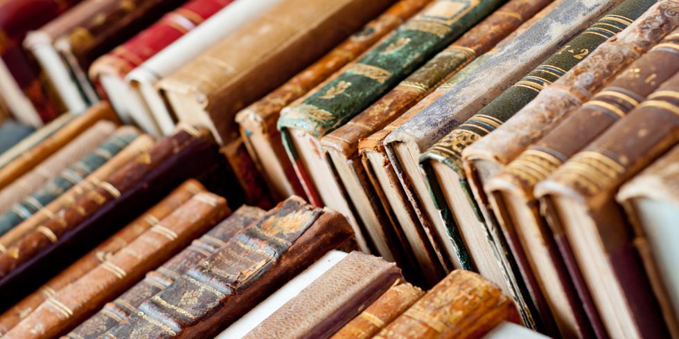 Ein Bild gefüllt mit alten Bücherrücken