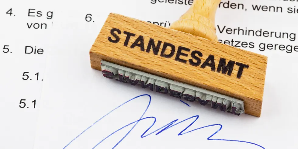 Holzstempel auf Dokument - Standesamt