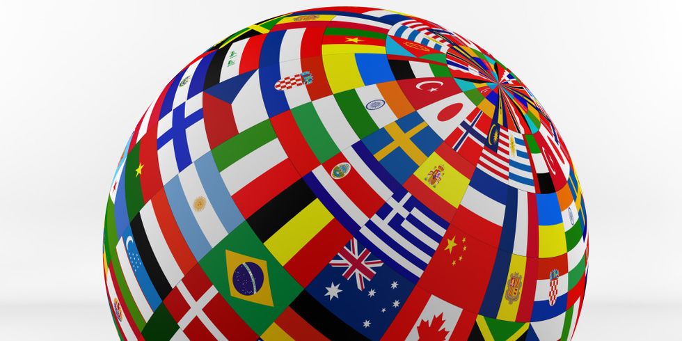 Globus bestehend aus vielen internationalen Flaggen