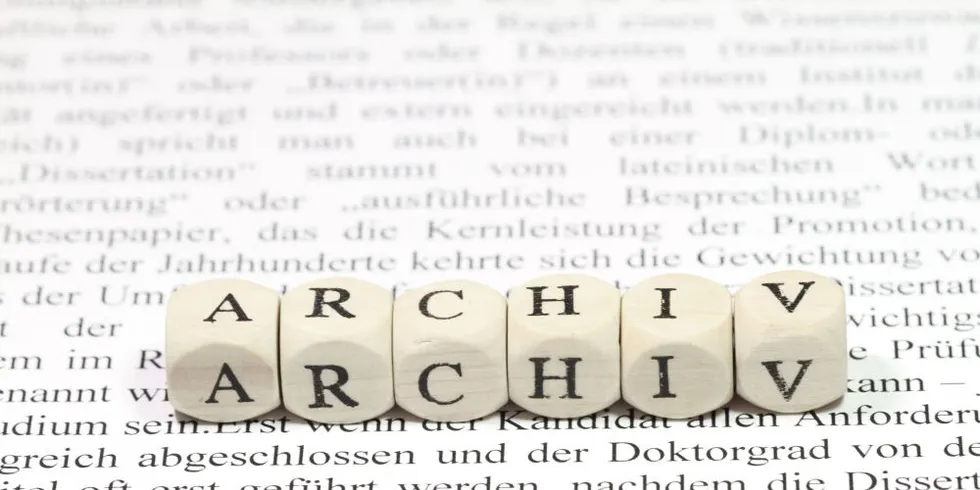 Das Wort Archiv zusammen gesetzt aus Buchstabenwürfeln
