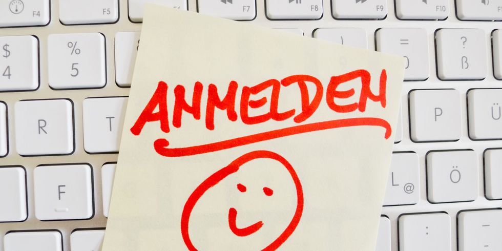 Notiz auf einer Computer Tastatur mit dem Hinweis Anmelden