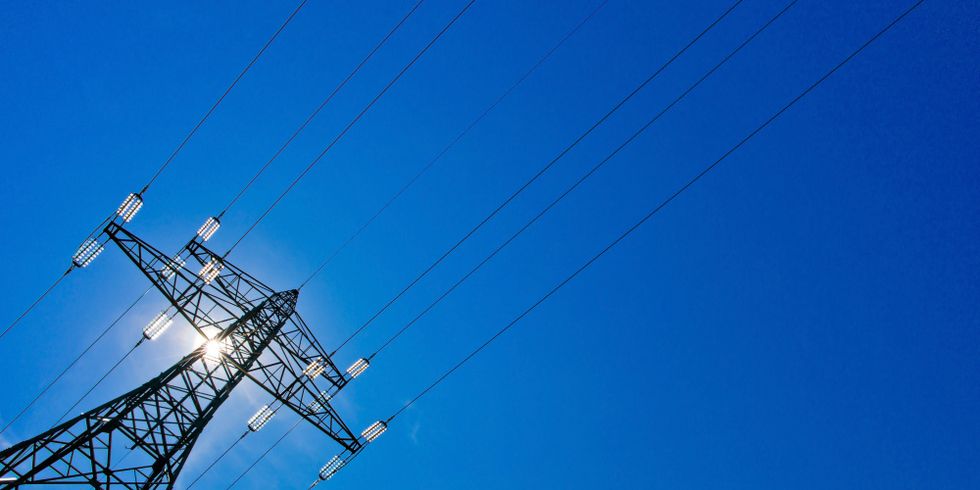 Strommast vor blauem Himmel