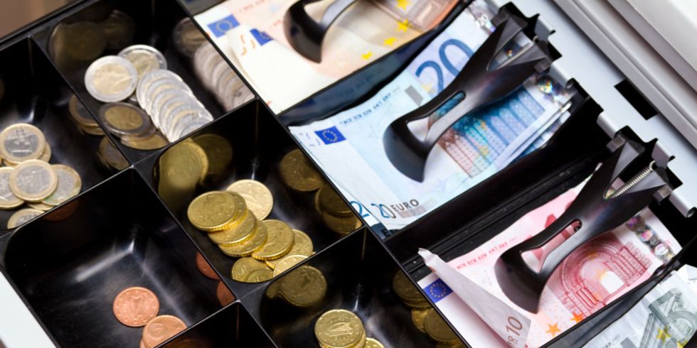 Offene Kasse mit Euroscheinen und Euromünzen