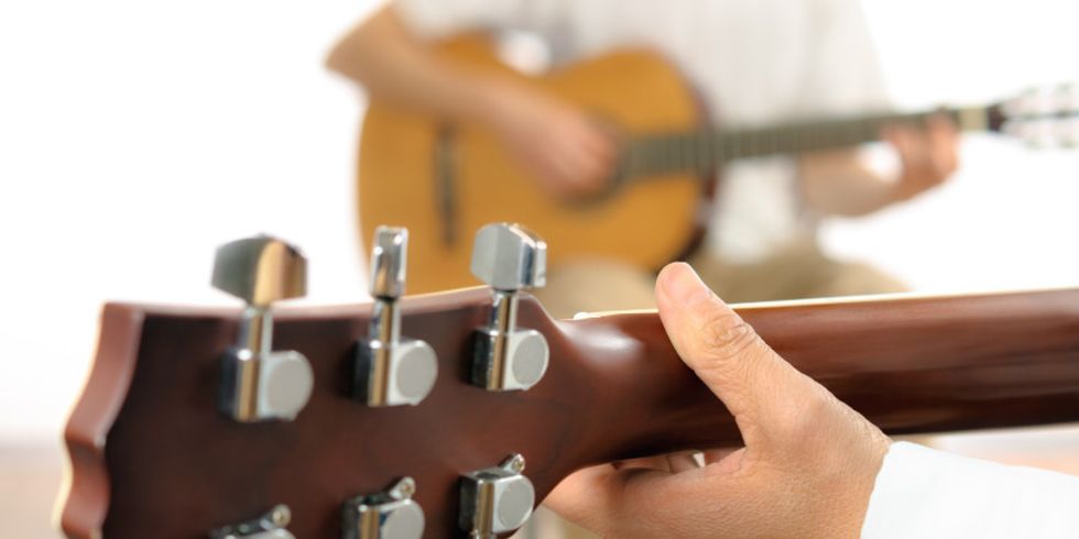 Mann_hält_Gitarre