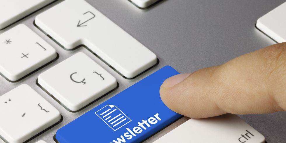 Zeigefinger berührt Newslettersymbol auf Computertastatur