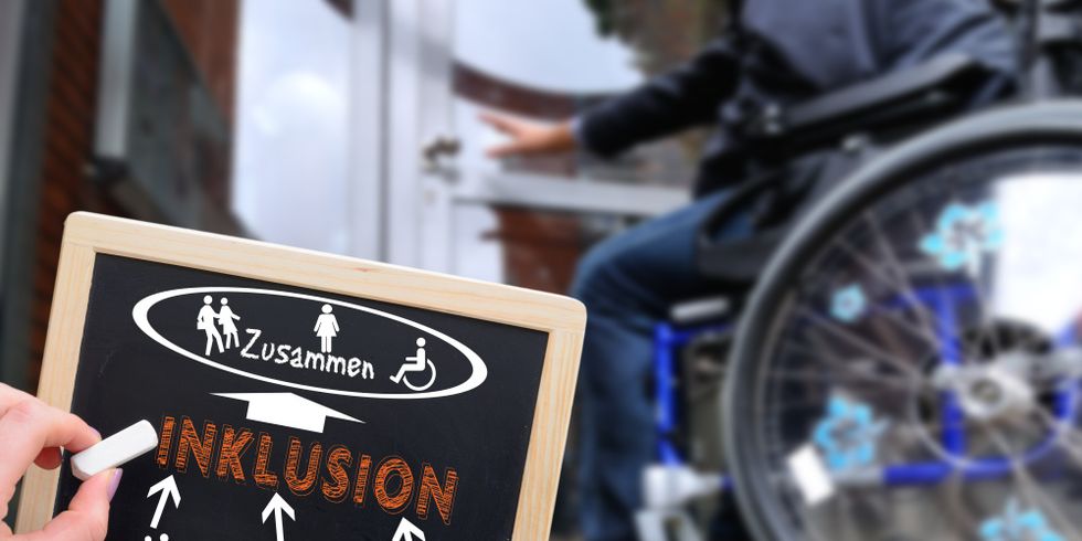 Schild_Inklusion_mit_Rollstuhlfahrer