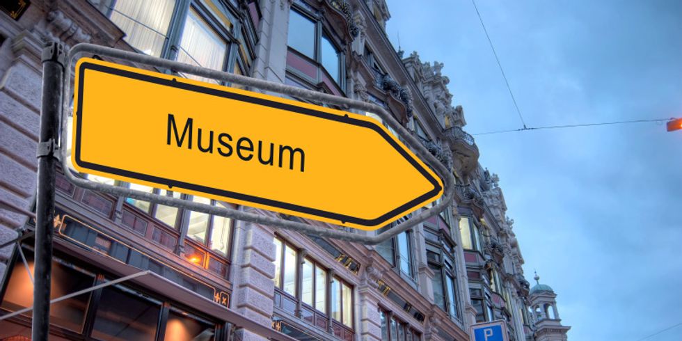 Straßenschild_Gelb_Museum