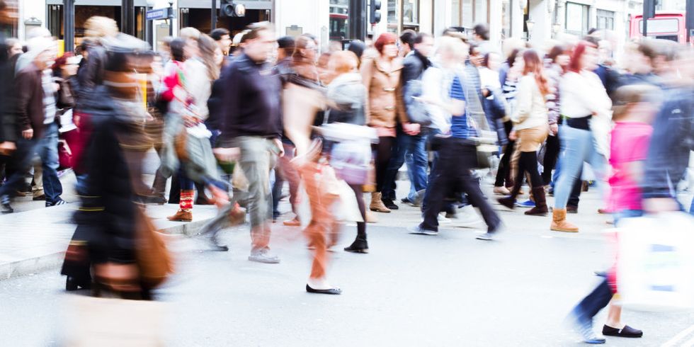 Fußgänger überqueren eine Straße