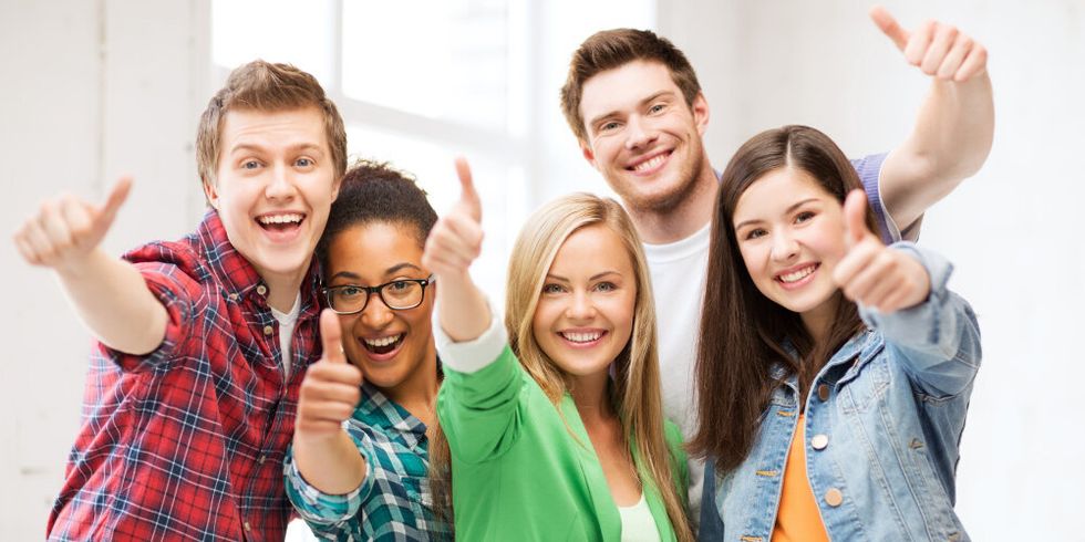 Schüler mit Daumen hoch