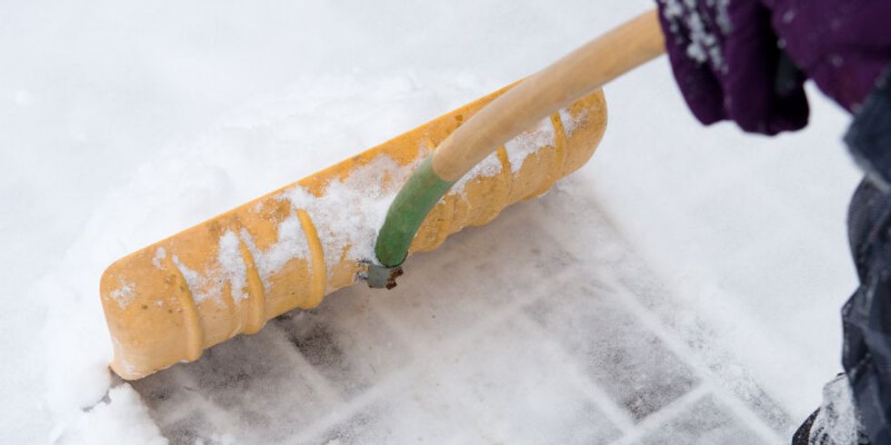 Eine Person mit einer Schneeschaufel