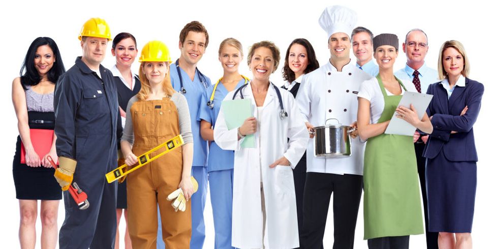 Eine Gruppe von Menschen in unterschiedlichen Berufsbekleidungen