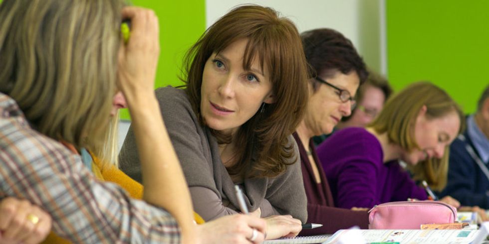 Mehrere Frauen sitzen an einem Tisch und diskutieren