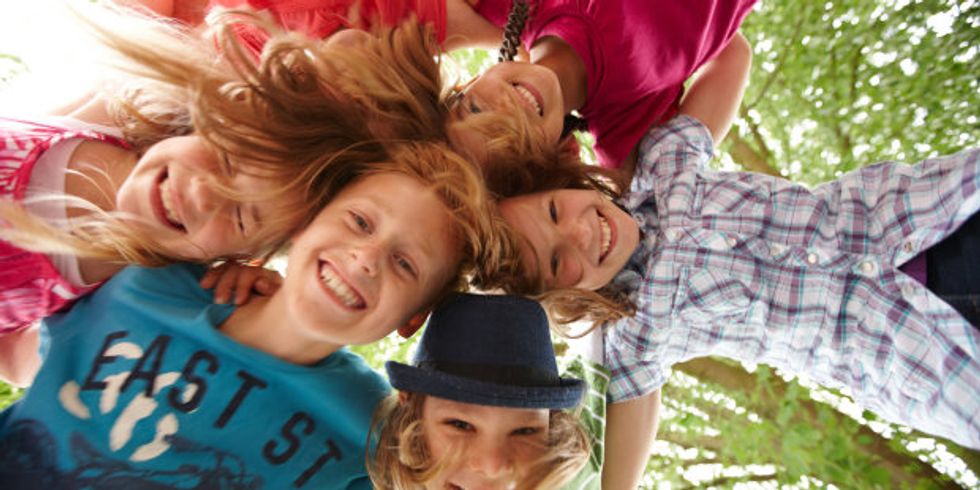 6 lachende Kinder