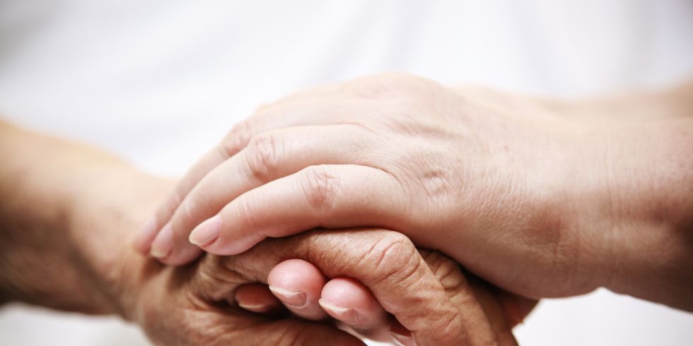 Alte und junge Hand fassen sich an
