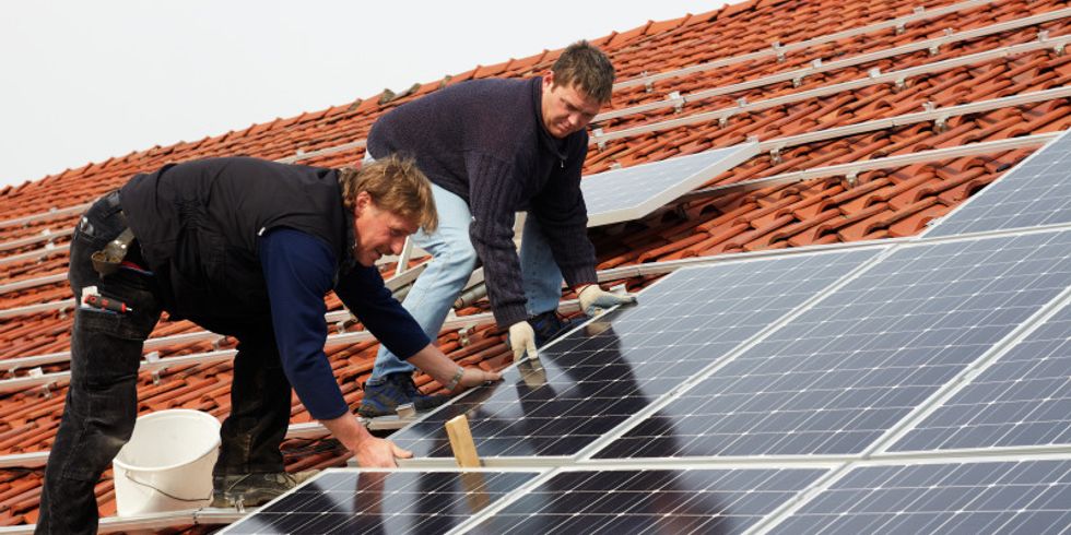 Installation von Solarmodulen auf dem Dach