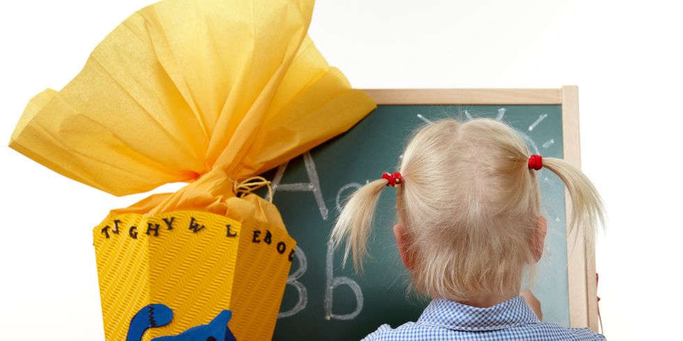 Blondes Mädchen zum Schulstart