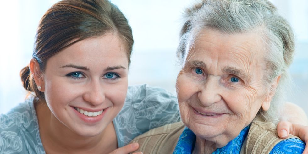 Junge und alte Frau