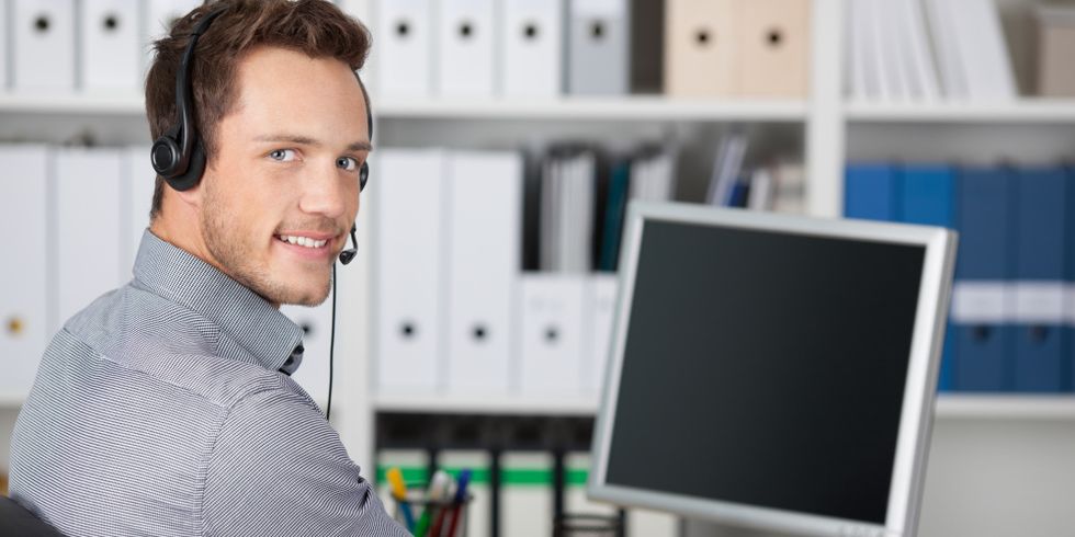 Mann mit Headset am PC