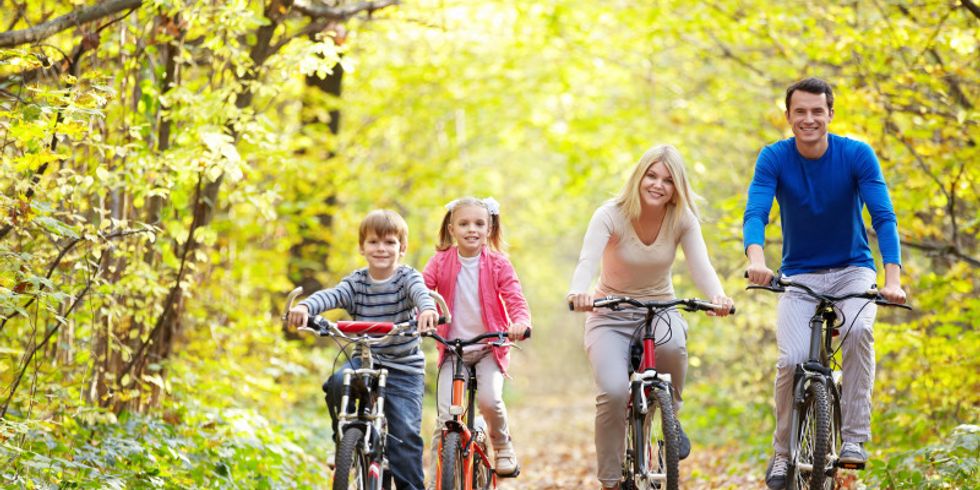 Fahrrad fahrende Familie